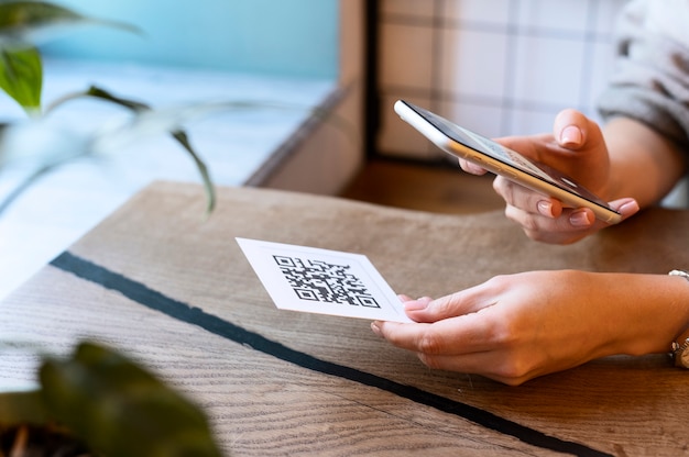 Foto gratuita persona che esegue la scansione del codice qr