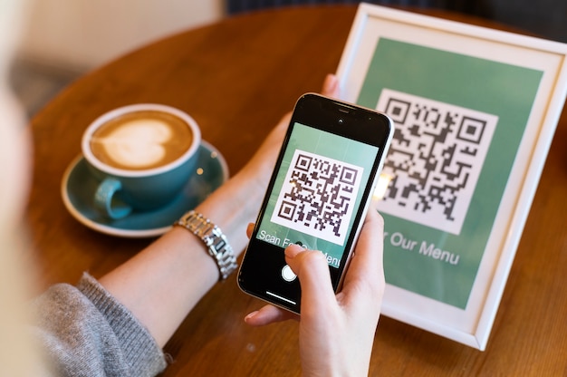 Foto gratuita persona che esegue la scansione del codice qr