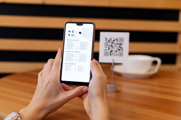 qr 코드를 스캔하는 사람