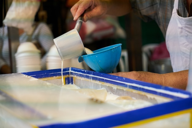 Foto gratuita persona che serve una tazza