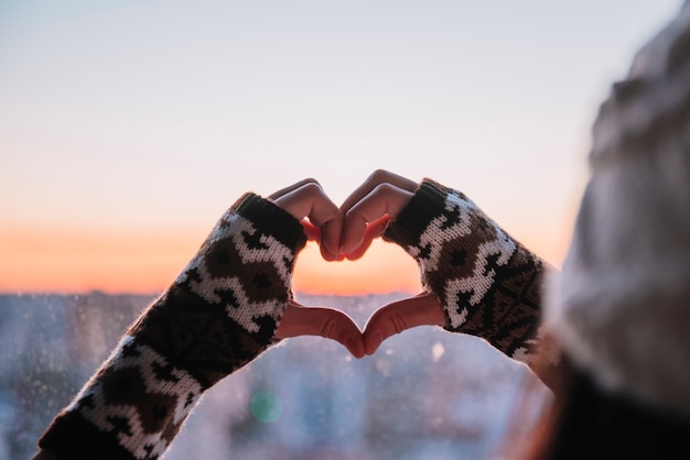 Foto gratuita persona che mostra il cuore a mano