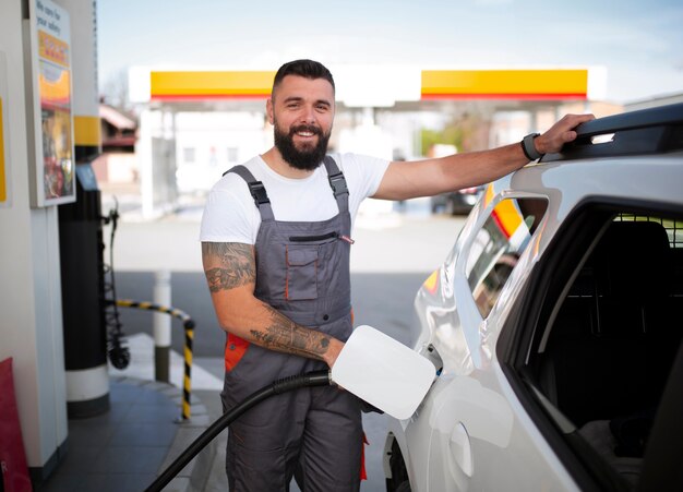 ガソリンスタンドで時間を過ごす人