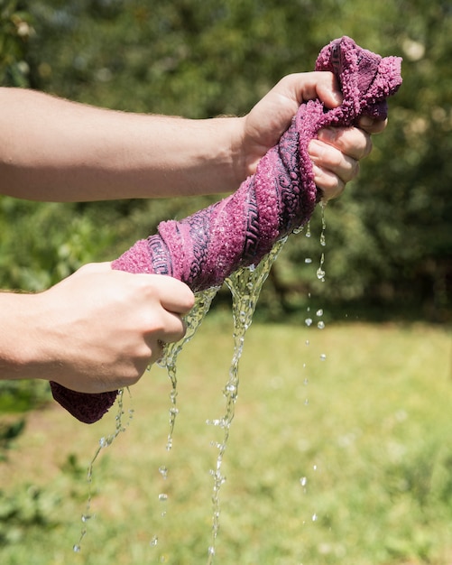 Persona che spreme acqua dalla biancheria