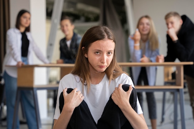 Foto gratuita persona che soffre di bullismo