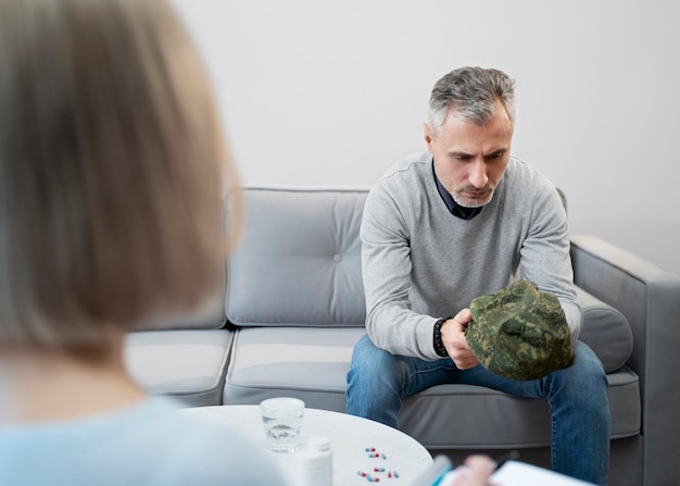 Foto gratuita persona che soffre di disturbo da stress post-traumatico da psicologo