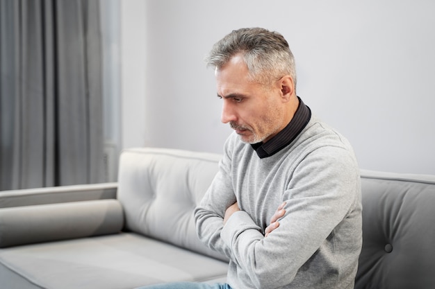 Foto gratuita persona che soffre di disturbo da stress post-traumatico