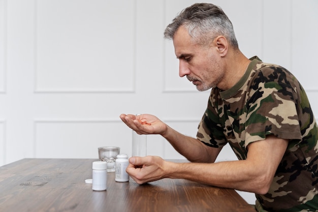 Foto gratuita persona che soffre di disturbo da stress post-traumatico