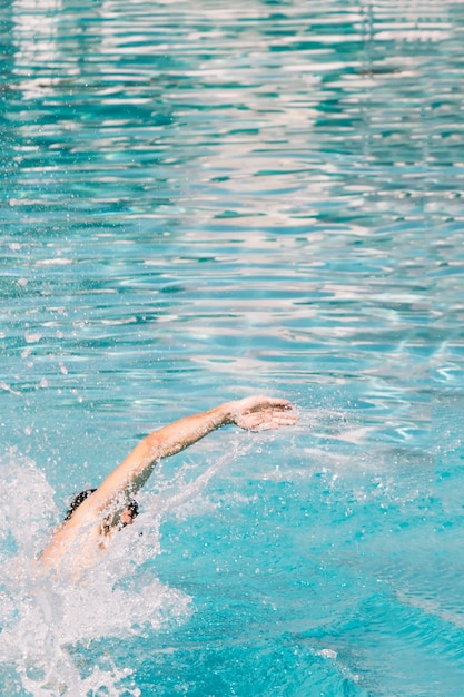 Человек, плавающий в бассейне