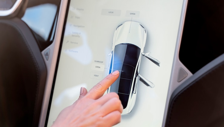 無料Photo 電気自動車の世話をする人