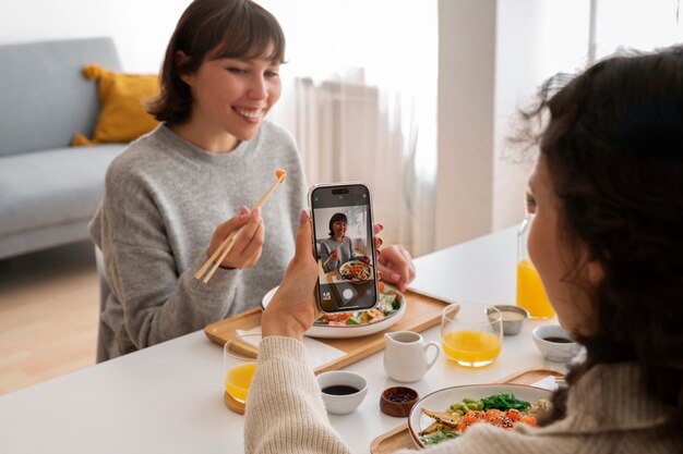 Foto gratuita persona che scatta foto di un piatto di frutti di mare con salmone