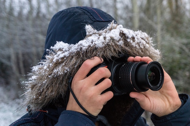 Человек, делающий фотографии с помощью профессиональной камеры