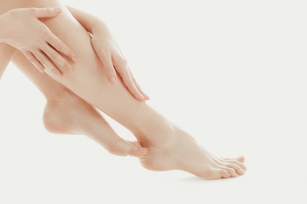Foto gratuita persona che tocca le gambe con le dita