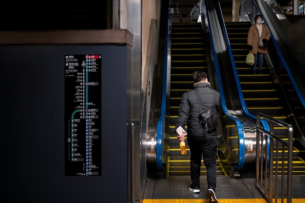 Persona che viaggia per la città