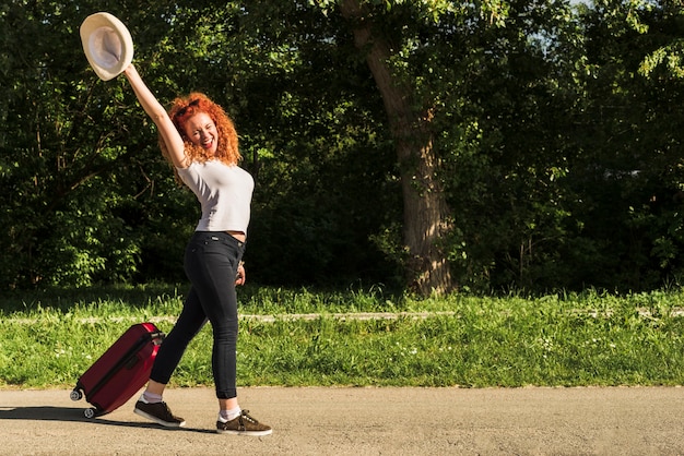 Foto gratuita persona che viaggia da sola al mondo