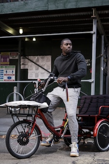 Persona che utilizza il trasporto ecologico a new york