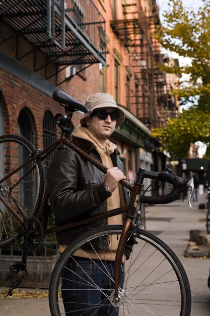 Человек, использующий экологический транспорт в Нью-Йорке