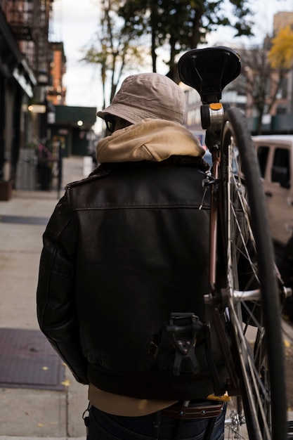 Foto gratuita persona che utilizza il trasporto ecologico a new york