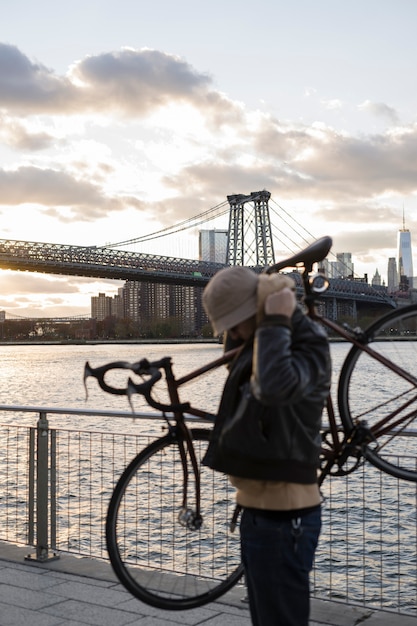 Foto gratuita persona che utilizza il trasporto ecologico a new york