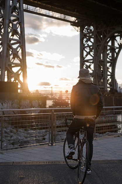 Foto gratuita persona che utilizza il trasporto ecologico a new york