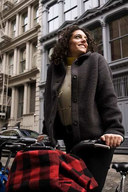 Foto gratuita persona che utilizza il trasporto ecologico a new york