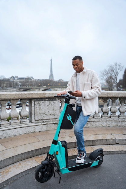 Человек, использующий электрический скутер в городе