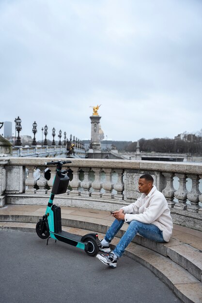 Человек, использующий электрический скутер в городе