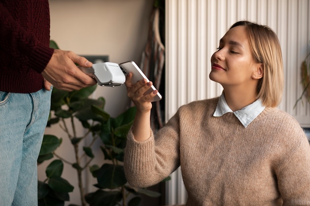 Foto gratuita persona che utilizza la tecnologia nfc per pagare il conto in un ristorante