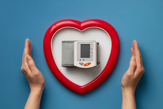 صورة مجانية لشخص يستخدم مقياس التوتر لضغط الدم