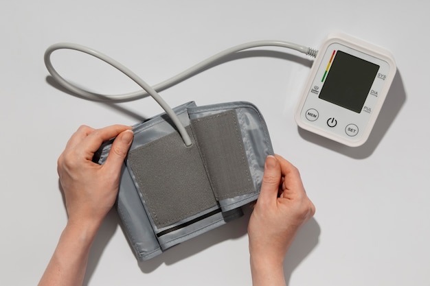 Foto gratuita persona che utilizza il tensiometro per la pressione sanguigna