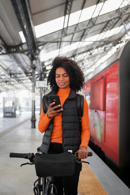 Foto gratuita persona che utilizza mezzi di trasporto a emissioni zero per spostarsi in città