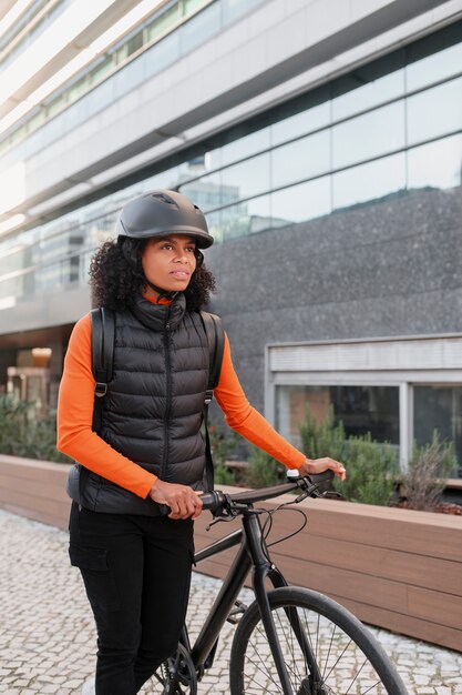 Foto gratuita persona che utilizza mezzi di trasporto a emissioni zero per spostarsi in città