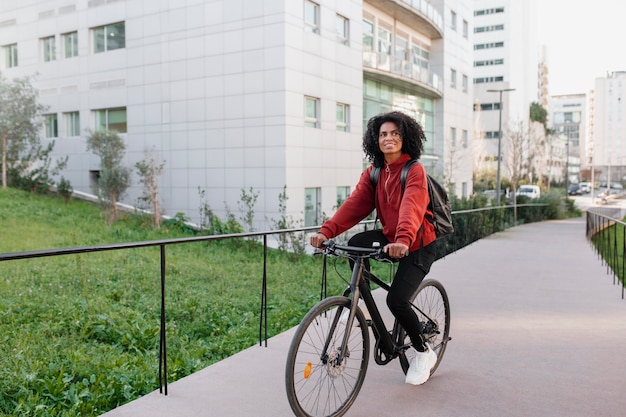 Foto gratuita persona che utilizza mezzi di trasporto a emissioni zero per spostarsi in città