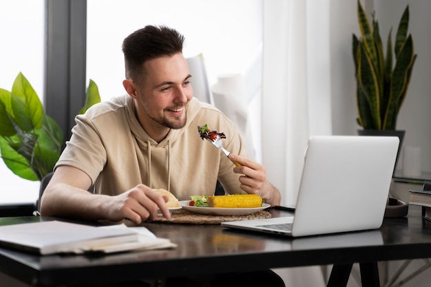 Foto gratuita persona ad un appuntamento virtuale