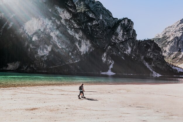 海岸線近くを歩く人