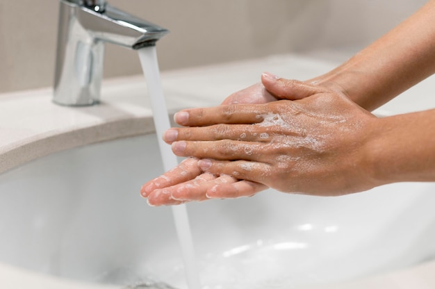 手を洗う人のクローズアップ