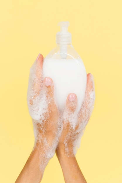 Foto gratuita persona lavarsi le mani con sapone