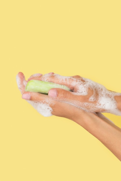 Foto gratuita persona lavarsi le mani con sapone