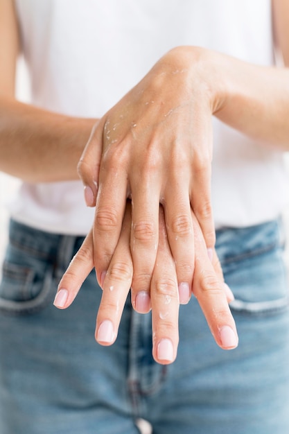 Persona lavarsi le mani con sapone