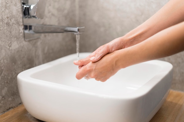 石鹸で手を洗う人