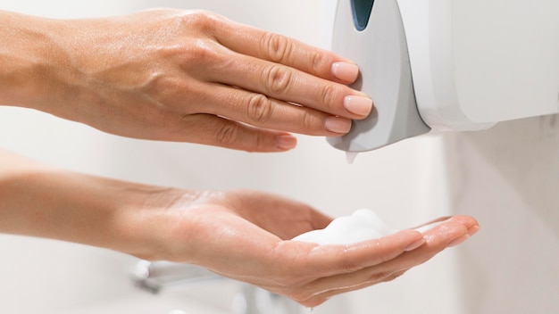 Foto gratuita persona lavarsi le mani con sapone