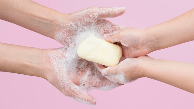 Foto gratuita persona lavarsi le mani con sapone