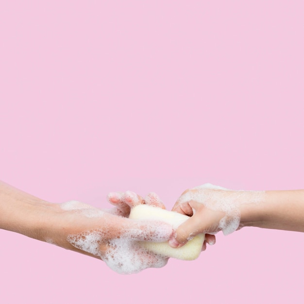 Бесплатное фото Лицо, моющее руки с мылом