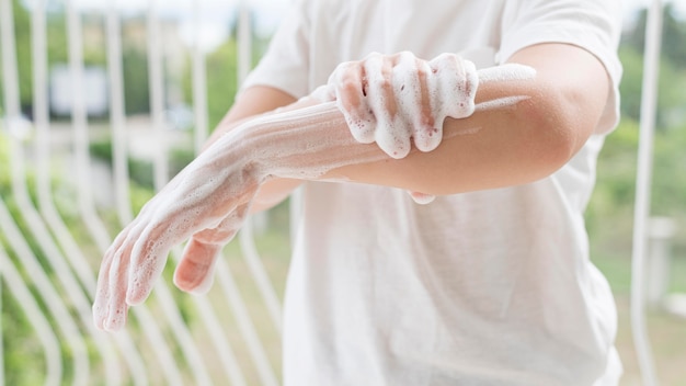 Foto gratuita persona lavarsi le mani con sapone