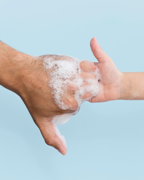 Foto gratuita persona lavarsi le mani con sapone