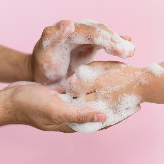 Persona lavarsi le mani con sapone