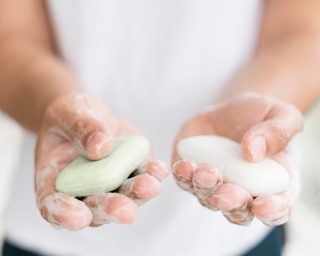 Persona lavarsi le mani con sapone