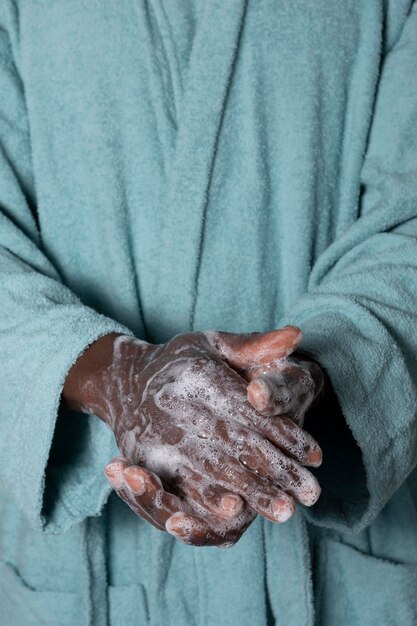 Человек, мытье рук с мылом