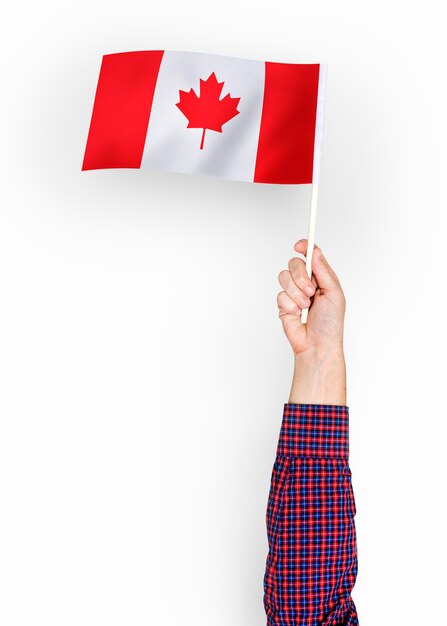 Человек размахивает флагом Канады