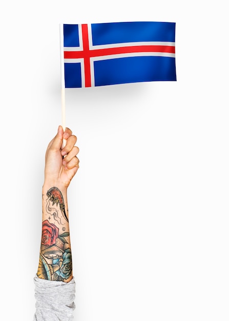 Человек размахивает флагом Исландии