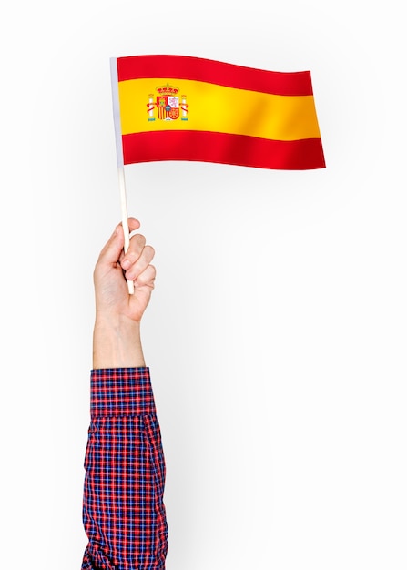 Foto gratuita persona che sventola la bandiera del regno di spagna